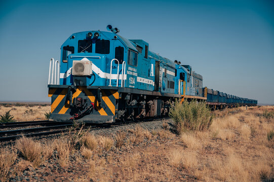 Blauer Diesel Lok Güterzug im Süden von Namibia