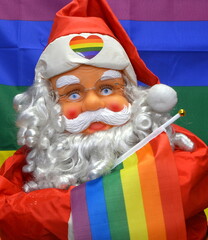 Weihnachtsmann mit Regenbogenfahne in Herz auf der Mütze