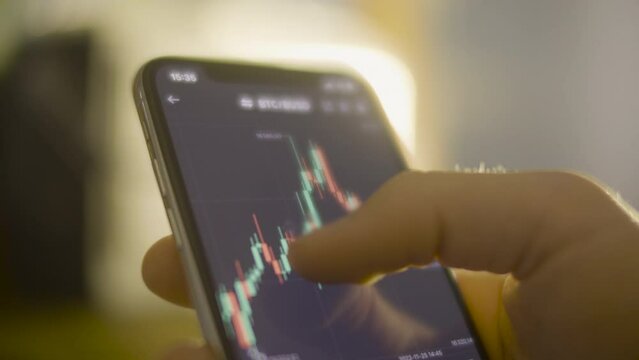 Trading, Bitcoin, crypto, monnaie, t&eacute;l&eacute;phone, smartphone, ordinateur portable, portable, forex, actions, contras &agrave; termes, indices obligation, &eacute;conomie, contr&ocirc;ler, technologie, tv, recul&eacute;, main, diver
