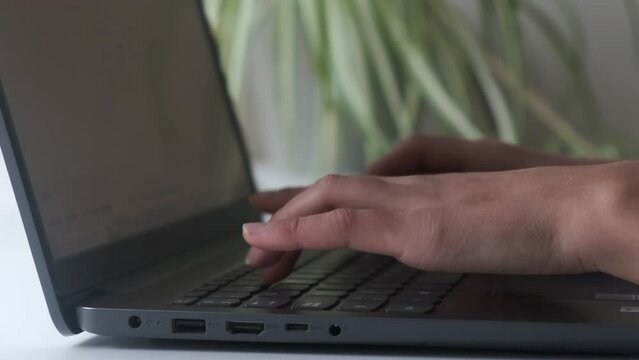4k v&iacute;deo. Trabajando. Chica escribiendo en el teclado del ordenador. Vista de las manos
