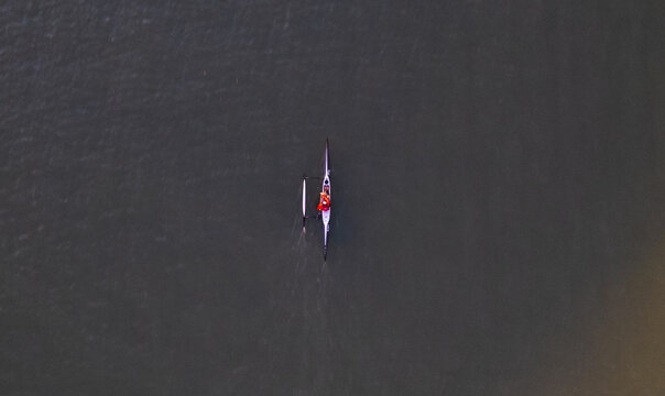Imagem a&eacute;rea de drone de uma canoa havaiana