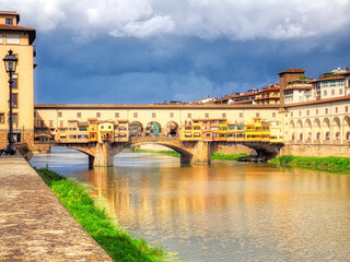 Fototapeta premium Ponte Vecchio in Florence, Italy