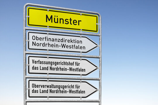 M&uuml;nster, Standort von Institutionen, Gerichten, Wegweiser, (Symbolbild)