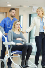 mum encourages daughter before entering the labor room