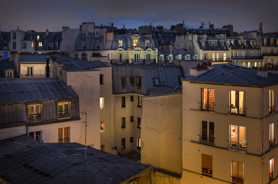 Les toits de Paris la nuit.