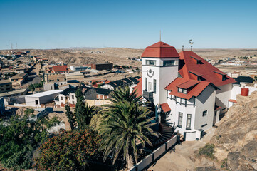 Panoramablick von der Felsenkirche aus über das historische Lüderitz (Namibia)