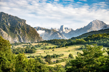 Fototapeta na wymiar Panorama mit dem Naranjo de Bulnes / Picu Urriellu in den Picos de Europa in Asturien, Spanien
