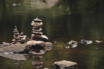 Fototapeta na wymiar Horizontales Foto von Steintürmen mit einer beeindruckenden Höhe und sehr schönen Spiegelung im Flussbett