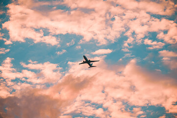 Flugzeug beim starten mit einem wunderschönen Sonnenuntergang mit wunderbaren Farben im Himmel und an den Wolken