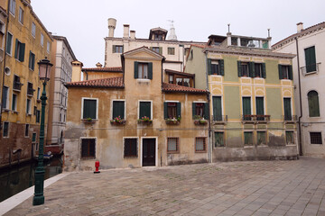 Fototapeta na wymiar Venice. Old medieval facades of traditional Venetian houses.