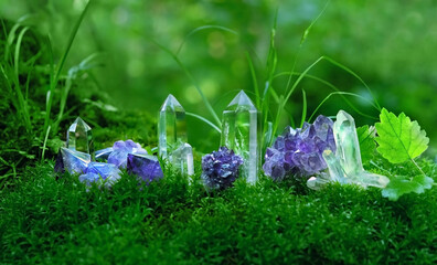 Crystals close up on moss, mysterious dark natural blurred background. set of amethyst and clear quartz minerals for Magic crystal Ritual. meditation, Witchcraft, esoteric spiritual practice - obrazy, fototapety, plakaty