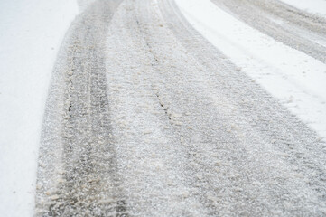 雪の日路面で溶け始めて固まる雪