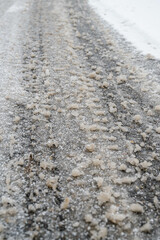 雪の日路面で溶け始めて固まる雪