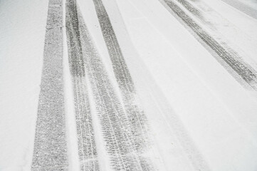 凍った路面に雪が積もった道