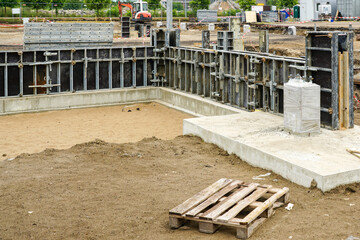 Concrete footing for column, concrete formwork with a folding mechanism on construction site