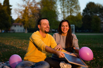 couple celebrates the birth of the baby in the park