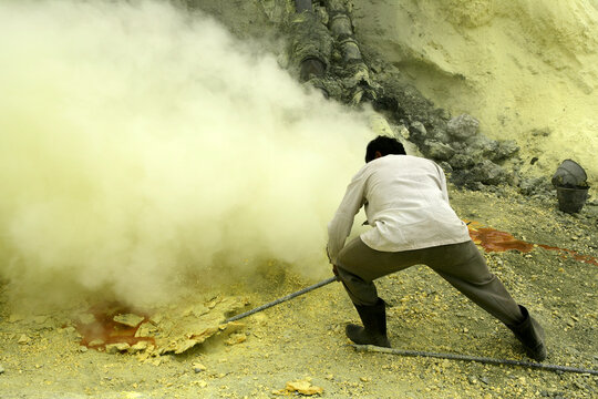 Sulfur miners mining sulfur at Ijen Volcano, Kawah ljen, Eastern Java, Java, Indonesia