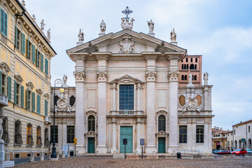 Obraz premium Mantua, Lombardy, Italy: Facade of the baroque Cathedral of Mantua; Cathedral of Saint Peter