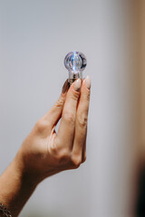 Trzymanie żar&oacute;wki w dłoni