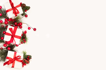 Cajas blancas de madera con un lazo rojo y decoraciones de Navidad sobre un fondo blanco liso y aislado. Vista superior y de cerca. Copy space