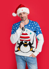 Fototapeta na wymiar advertisement of christmas sale. cheerful man do advertisement for christmas sale in studio.