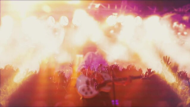 Fondo de concierto desenfocado y m&uacute;sica en vivo. Siluetas del p&uacute;blico de un concierto y luces del escenario. Doble exposici&oacute;n. 