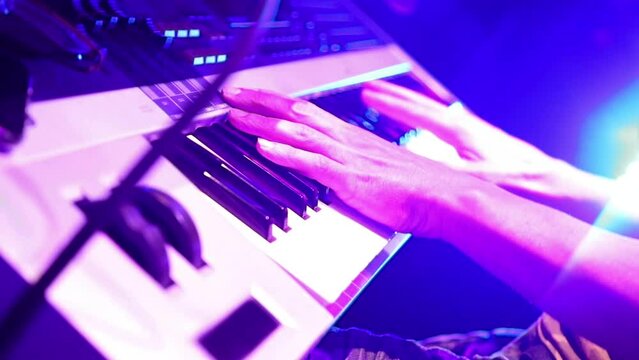 Fondo de m&uacute;sica en vivo. Teclado de piano en el escenario. Concierto e instrumento musical. Banda de m&uacute;sica en vivo.