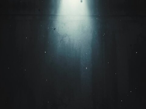 Suelo de hormig&oacute;n y iluminacion de focos. Escena interior con humo y niebla. Fondo de suelo de cemento en cuarto oscuro.