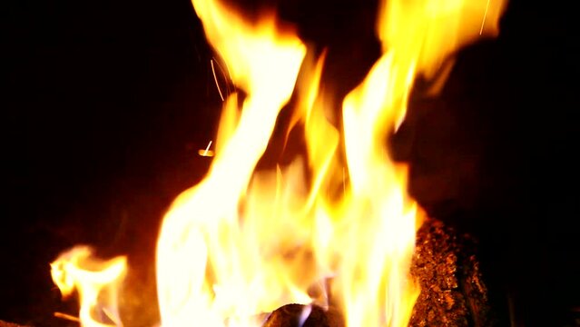 Troncos ardiendo dentro de la hoguera de casa en invierno. LLamas y brasas en el fuego.