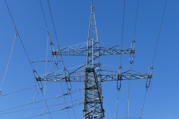 Einzelner Strommast vor blauem Himmel, Überlandleitungen, Stromleitungen Elektrizität, Stromversorgung übers Land, Infrastruktur