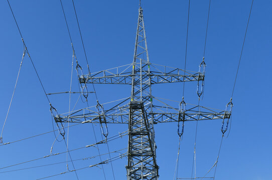 Einzelner Strommast vor blauem Himmel, &Uuml;berlandleitungen, Stromleitungen Elektrizit&auml;t, Stromversorgung &uuml;bers Land, Infrastruktur