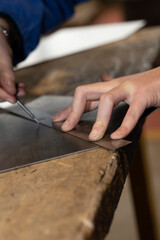 main d'un étalier en préparation de découpe de métal