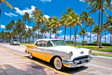 Fototapeten Miami South Beach Ocean Drive palms and beachfront colorful view © xbrchx