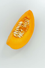 fatia de abóbora moranga na mesa vista de cima isolada