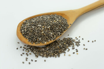 sementes de chia na colher de madeira isolado vista lateral