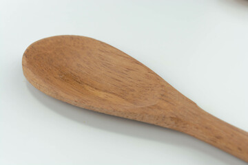 colher de madeira escura na mesa isolada