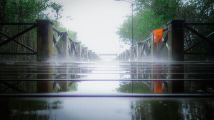 Muelle con el reflejo de la lluvia en el piso