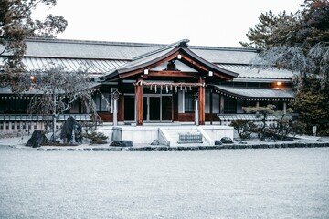 Obraz premium Beautiful shrine facade covered by snow in winter in Nagoya, Japan