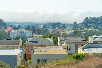 Obraz premium row of modern houses in foggy uban backdrop