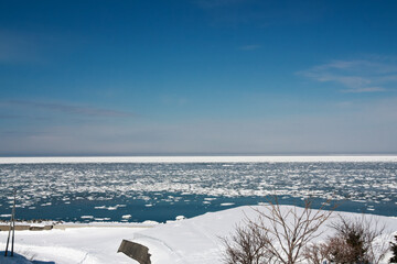 流氷が浮かぶ海と青空  © まり子 佐藤