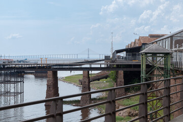 Porto no Rio Negro em Manaus no estado do Amazonas, Brasil.
Período de seca quando é os os pilares da plataforma fixa do cais ficam a mostra. Ao fundo é possível visualizar a Ponte Rio Negro.
