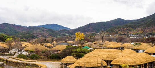 순천시 낙안 민속마을의 고풍스런 전통 한옥 초가지붕