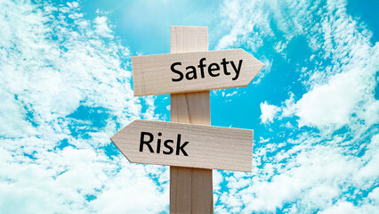 SafetyとRiskの文字入り道しるべと青空