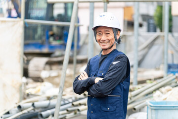 工事現場に立つ作業員　土木　建設　職人