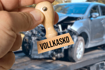 Ein Auto nach dem Unfall und Stempel Vollkasko