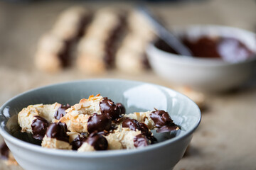 Gluten- und zuckerfreie Mandelhörnchen, Marzipan mit Ahornsirup, Schokolade mit Kokosblütenzucker, Homemade