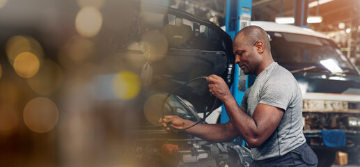 Obraz na płótnie Canvas Auto mechanic are repair and maintenance auto engine is problems at car repair shop.