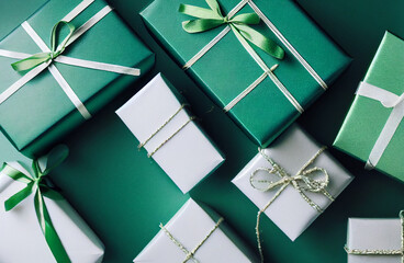 Caja de regalos en colores verde, con listones blancos y verdes, vista superior, esferas y...