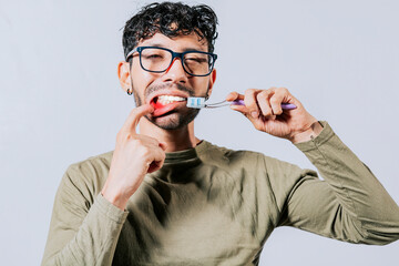 Man holding toothbrush with gum pain, People holding toothbrush with gum problem isolated. Young man with gingivitis holding toothbrush. People holding toothbrush with gum pain - obrazy, fototapety, plakaty