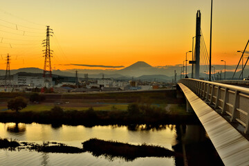 相模川に架かる銀河大橋から眺める夕焼けの富士山